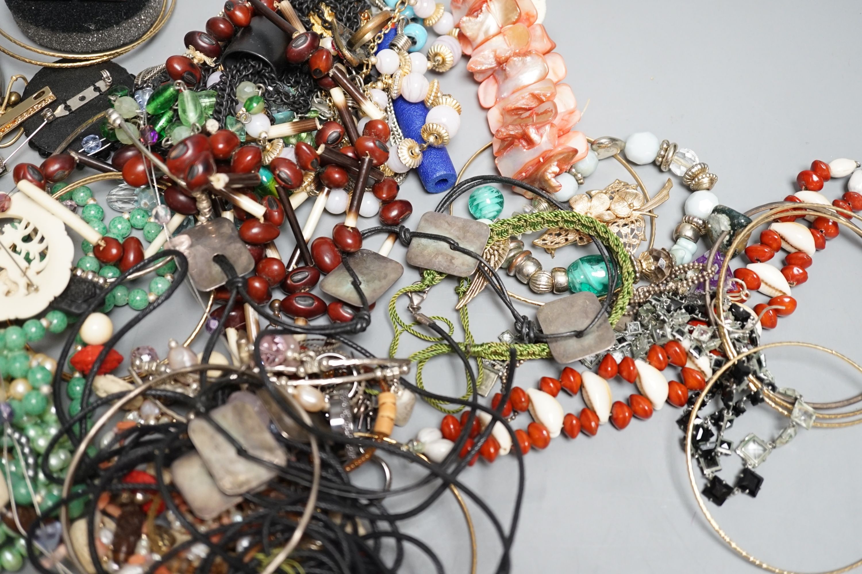 A quantity of assorted costume jewellery including amber and silver.